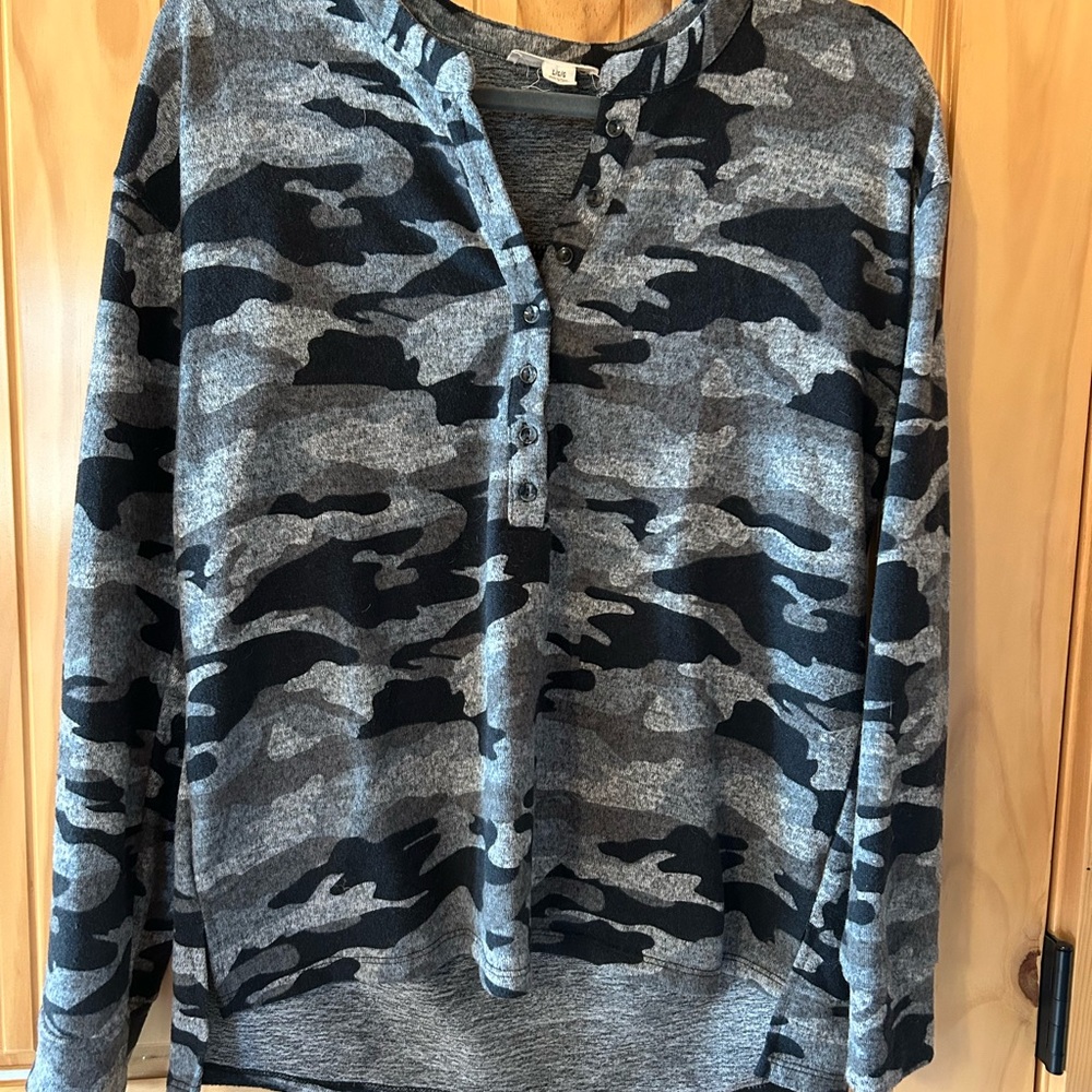 beachlunchlounge Gray and Black Camo Long Sleeve Top
